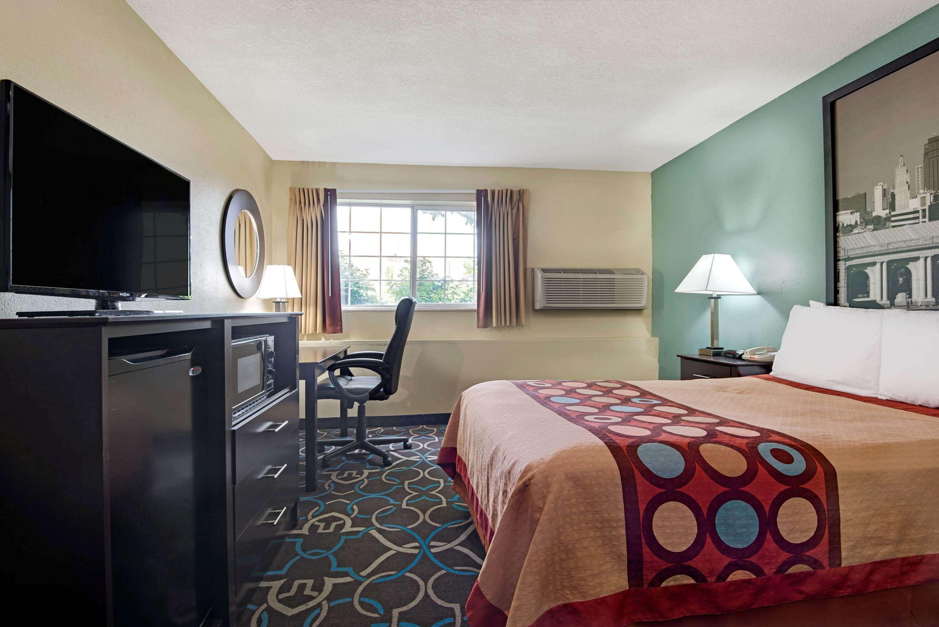 Super 8 By Wyndham Kansas City Dış mekan fotoğraf