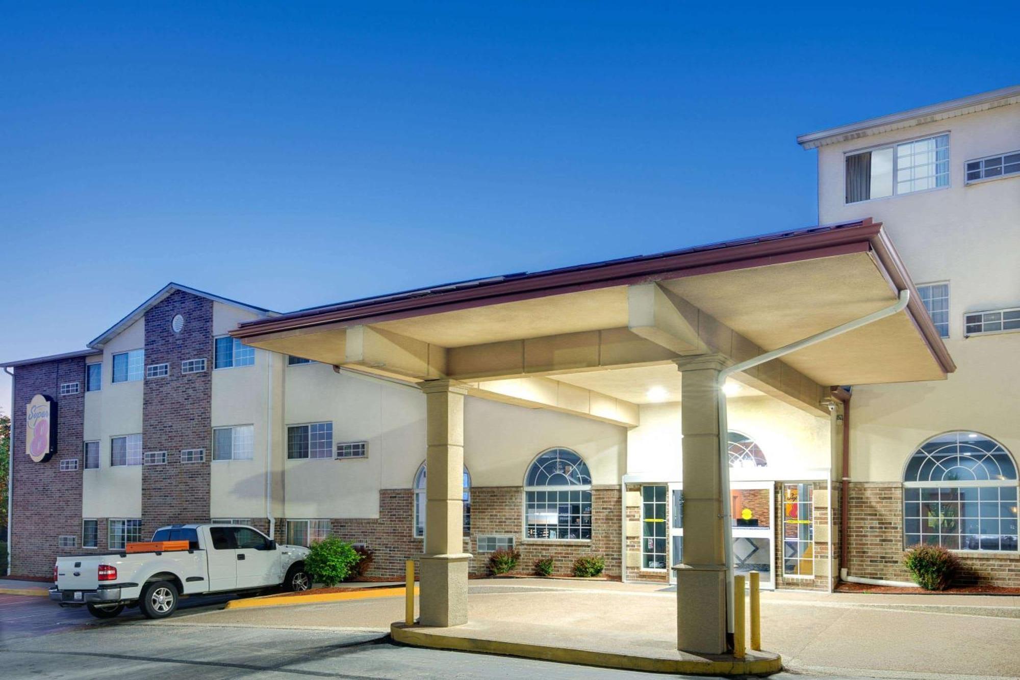 Super 8 By Wyndham Kansas City Dış mekan fotoğraf