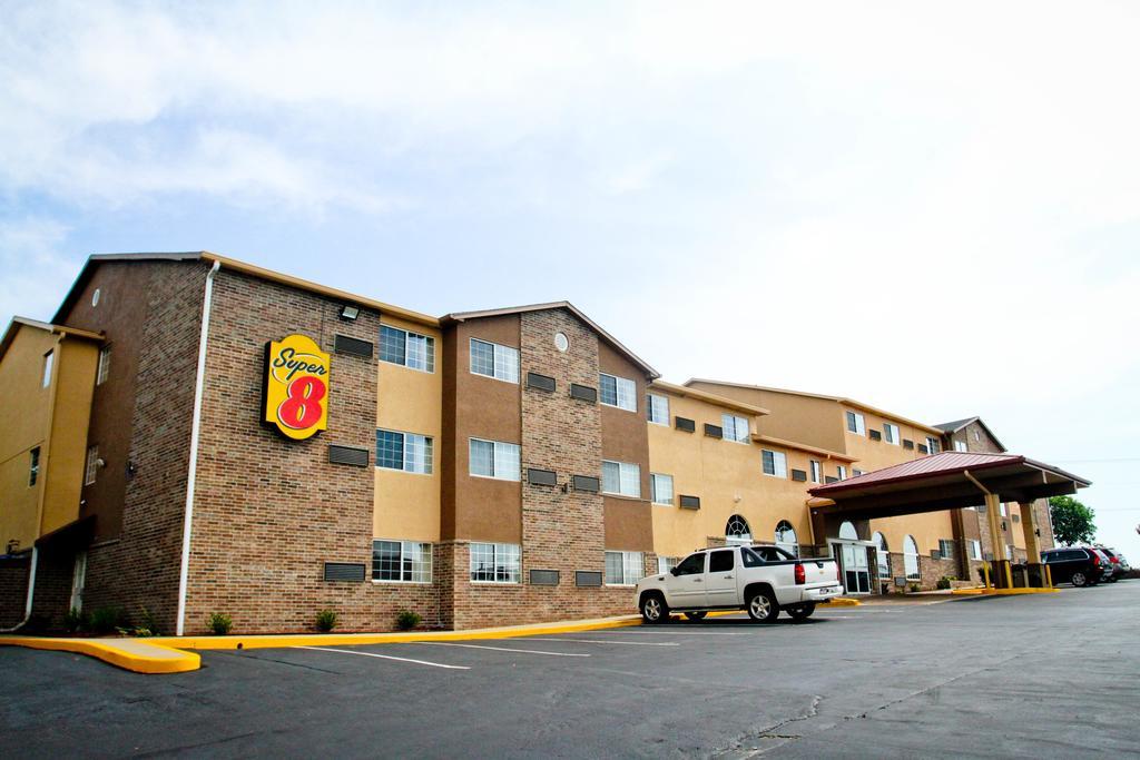 Super 8 By Wyndham Kansas City Dış mekan fotoğraf