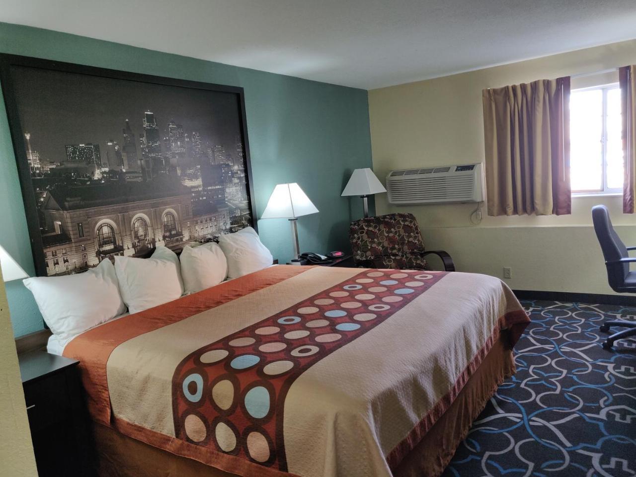 Super 8 By Wyndham Kansas City Dış mekan fotoğraf